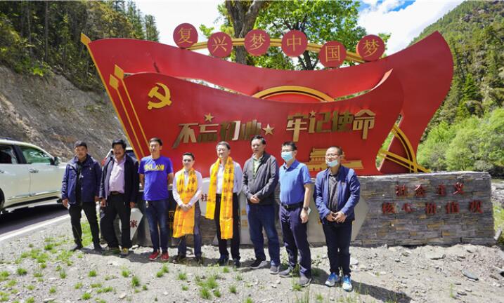 尊龙凯时集团党委书记、董事长任丁率队赴麻格同村推进对口帮扶工作