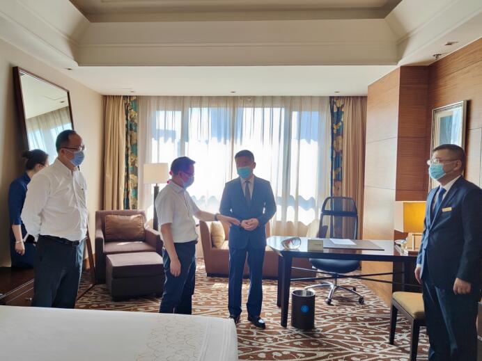 集团党委委员、董事郑贵林检查指导酒店疫情防控和防汛工作