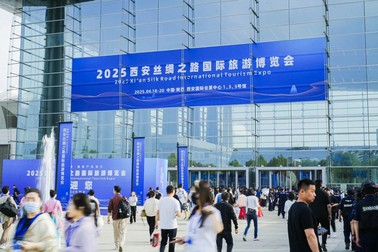 安逸号·熊猫专列“开进”2025西安丝路旅博会！四川尊龙凯时打造“移动的天府会客厅”